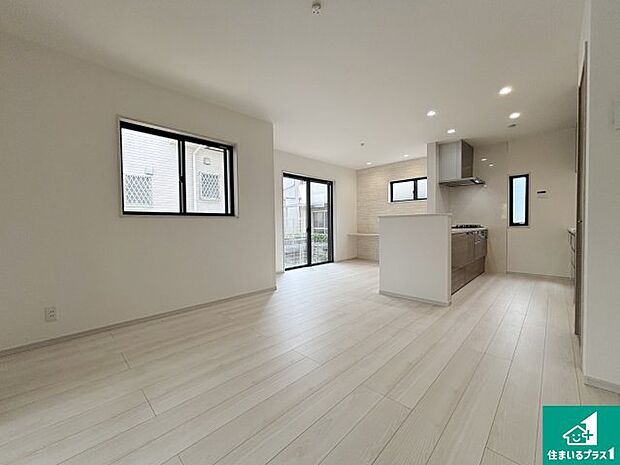 シンプルなリビングは、観葉植物等のインテリアを楽しめますね！パパ好みにも、ママ好みにも家具次第で雰囲気を変えることができます！