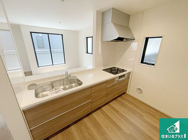 リビングと統一感があり、使い勝手のいいキッチン。広々としているので、二人並んで作業が出来ちゃいます。お子様と一緒に色々なお料理に挑戦できるスペースがあります。