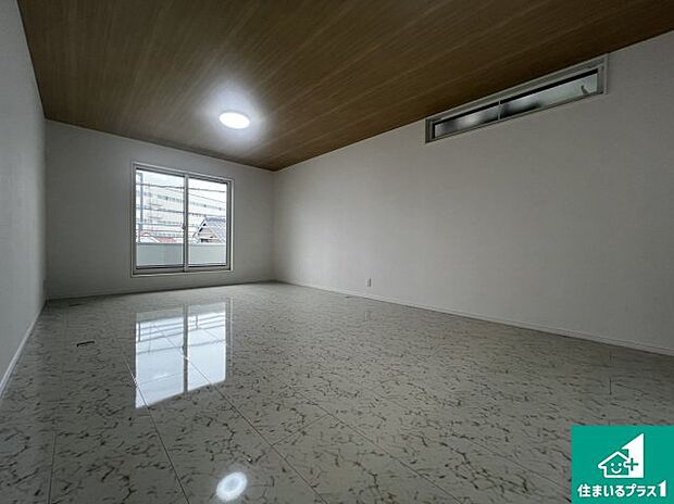 シンプルなリビングは、観葉植物等のインテリアを楽しめますね!パパ好みにも、ママ好みにも家具次第で雰囲気を変えることができます!