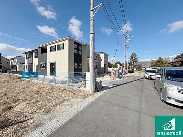 周辺は閑静な住宅街です。前面道路もしっかりと有りますので車の出し入れも安心ですよ！