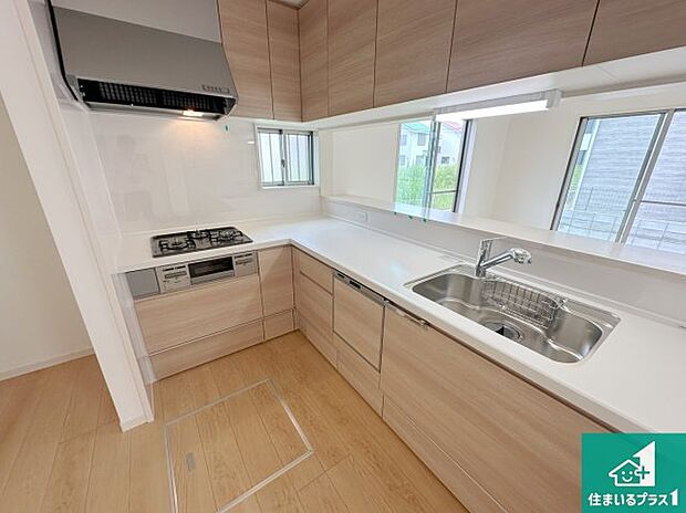 リビングと統一感があり、使い勝手のいいキッチン。広々としているので、二人並んで作業が出来ちゃいます。お子様と一緒に色々なお料理に挑戦できるスペースがあります。