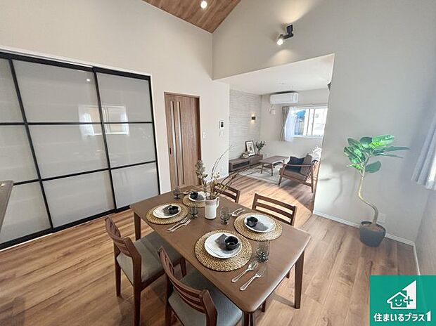 太陽の光が差し込むとっても明るいリビング!思わず微笑みたくなる居心地の良さ。家族団らんの時間も増えそうなくつろぎのLDKで、住む人のこだわりを活かすゆとりある空間♪