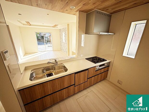 リビングと統一感があり、使い勝手のいいキッチン。広々としているので、二人並んで作業が出来ちゃいます。お子様と一緒に色々なお料理に挑戦できるスペースがあります。