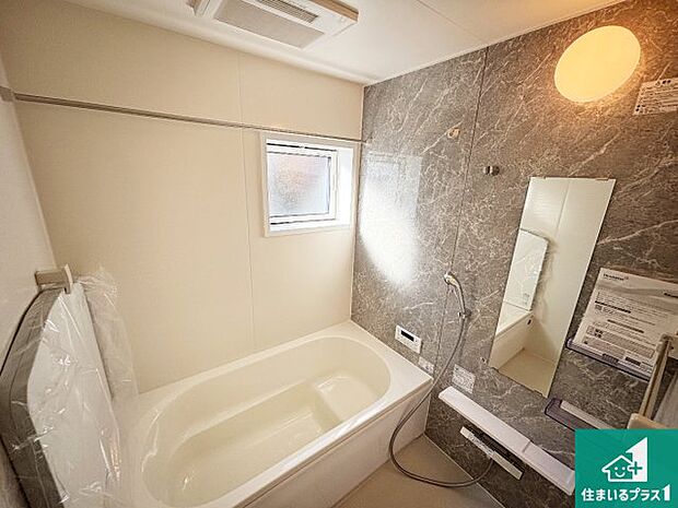 足をゆったり伸ばして寛げる浴槽です。窓が設けられていますので差し込む光が明るく穏やかな雰囲気にしてくれます♪浴室乾燥機も設置しているので、雨の日の洗濯物も安心です♪