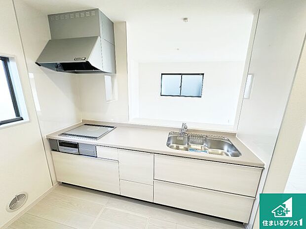 リビングと統一感があり、使い勝手のいいキッチン。広々としているので、二人並んで作業が出来ちゃいます。お子様と一緒に色々なお料理に挑戦できるスペースがあります。