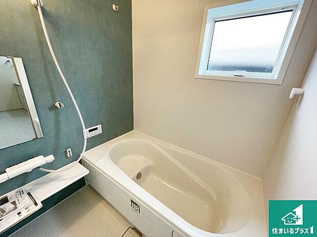 足をゆったり伸ばして寛げる浴槽です。窓が設けられていますので差し込む光が明るく穏やかな雰囲気にしてくれます♪浴室乾燥機も設置しているので、雨の日の洗濯物も安心です♪