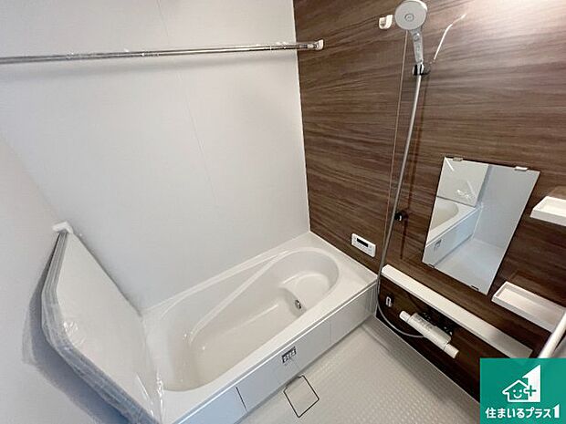 足をゆったり伸ばして寛げる浴槽です。窓が設けられていますので差し込む光が明るく穏やかな雰囲気にしてくれます♪浴室乾燥機も設置しているので、雨の日の洗濯物も安心です♪