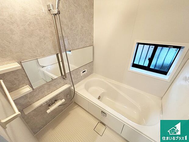 足をゆったり伸ばして寛げる浴槽です。窓が設けられていますので差し込む光が明るく穏やかな雰囲気にしてくれます♪浴室乾燥機も設置しているので、雨の日の洗濯物も安心です♪