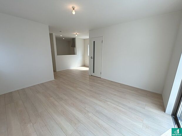 シンプルなリビングは、観葉植物等のインテリアを楽しめますね!パパ好みにも、ママ好みにも家具次第で雰囲気を変えることができます!