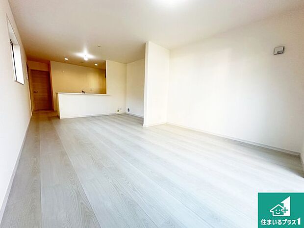 シンプルなリビングは、観葉植物等のインテリアを楽しめますね！パパ好みにも、ママ好みにも家具次第で雰囲気を変えることができます！