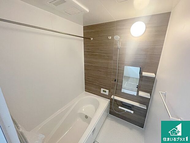 足をゆったり伸ばして寛げる浴槽です。窓が設けられていますので差し込む光が明るく穏やかな雰囲気にしてくれます♪浴室乾燥機も設置しているので、雨の日の洗濯物も安心です♪