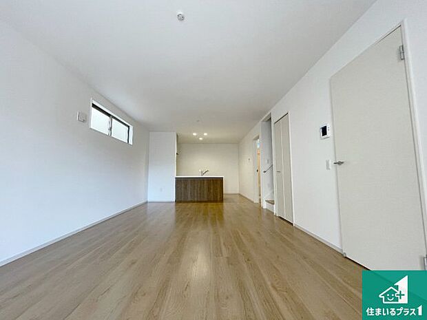 日当たり良好の明るいリビングで朝の目覚めもスッキリできそう!対面キッチンでご家族のコミュニケーションも自然と増える設計!小さなお子様が遊ぶスペースを作っても広々とくつろげるLDK!