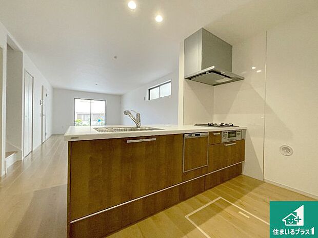 リビングと統一感があり、使い勝手のいいキッチン。広々としているので、二人並んで作業が出来ちゃいます。お子様と一緒に色々なお料理に挑戦できるスペースがあります。