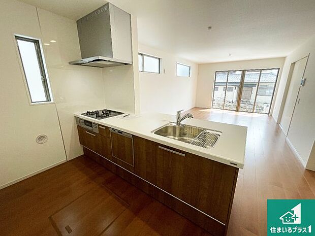 リビングと統一感があり、使い勝手のいいキッチン。広々としているので、二人並んで作業が出来ちゃいます。お子様と一緒に色々なお料理に挑戦できるスペースがあります。