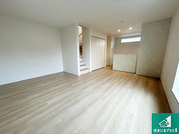 日当たり良好の明るいリビングで朝の目覚めもスッキリできそう!対面キッチンでご家族のコミュニケーションも自然と増える設計!小さなお子様が遊ぶスペースを作っても広々とくつろげるLDK!