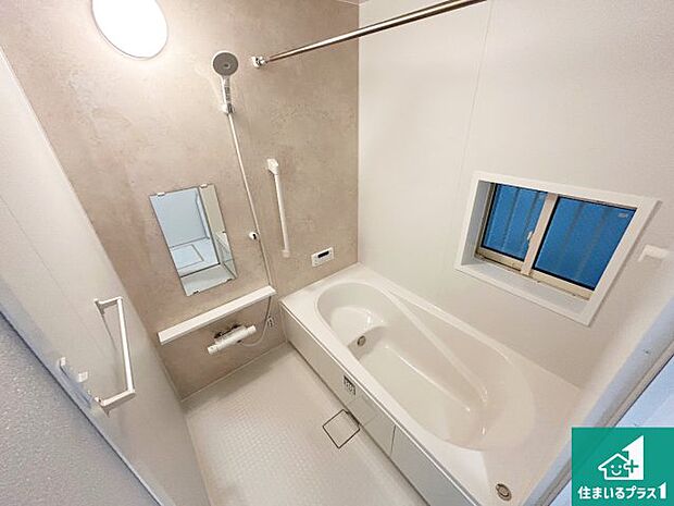 足をゆったり伸ばして寛げる浴槽です。窓が設けられていますので差し込む光が明るく穏やかな雰囲気にしてくれます♪浴室乾燥機も設置しているので、雨の日の洗濯物も安心です♪