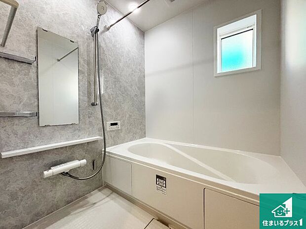 足をゆったり伸ばして寛げる浴槽です。窓が設けられていますので差し込む光が明るく穏やかな雰囲気にしてくれます♪浴室乾燥機も設置しているので、雨の日の洗濯物も安心です♪