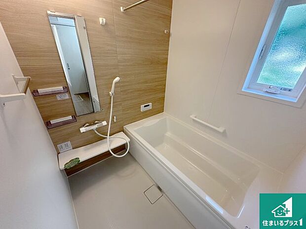 足をゆったり伸ばして寛げる浴槽です。窓が設けられていますので差し込む光が明るく穏やかな雰囲気にしてくれます♪浴室乾燥機も設置しているので、雨の日の洗濯物も安心です♪