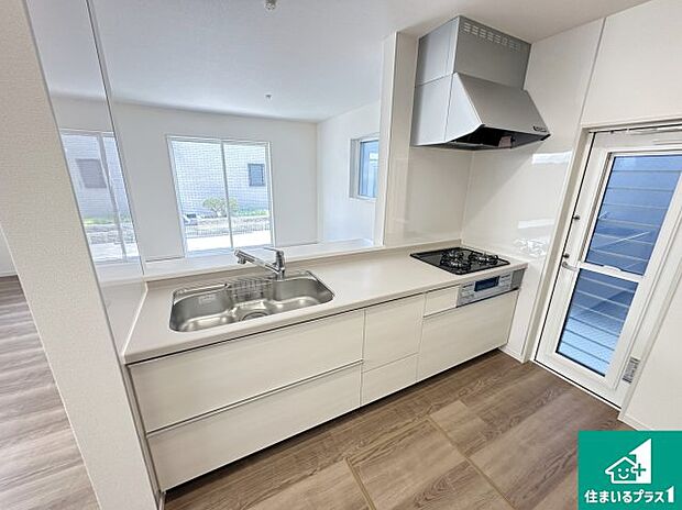 リビングと統一感があり、使い勝手のいいキッチン。広々としているので、二人並んで作業が出来ちゃいます。お子様と一緒に色々なお料理に挑戦できるスペースがあります。