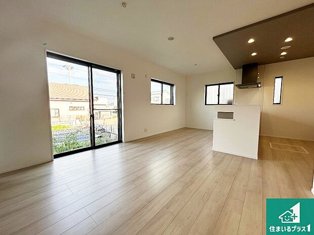 シンプルなリビングは、ソファーを置いたり、観葉植物を置いたり、家具の配置やインテリアで住む人のこだわりを活かすゆとりある空間にしてください♪