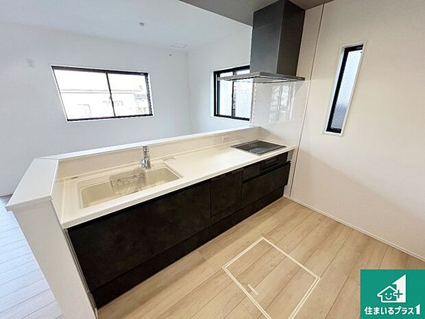 収納豊富！浄水器付きキッチン！お子さまの様子を見ながらお料理を楽しむことができますね。家族のコミュニケーションが増え会話もはずみそう！