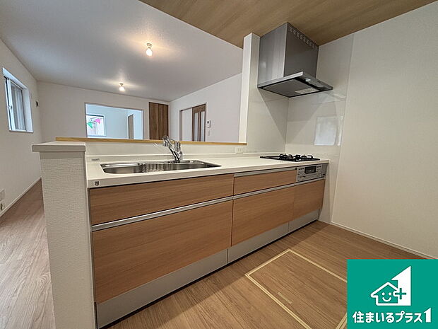 リビングと統一感があり、使い勝手のいいキッチン。広々としているので、二人並んで作業が出来ちゃいます。お子様と一緒に色々なお料理に挑戦できるスペースがあります。