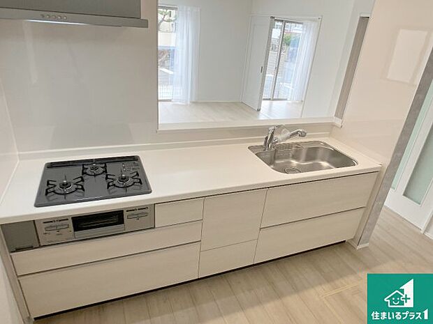 リビングと統一感があり、使い勝手のいいキッチン。広々としているので、二人並んで作業が出来ちゃいます。お子様と一緒に色々なお料理に挑戦できるスペースがあります。