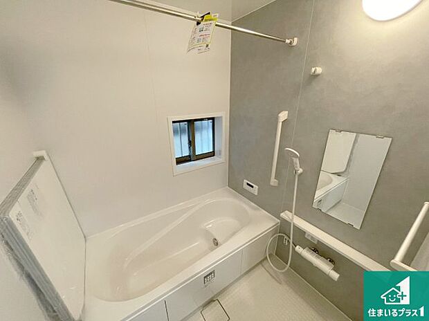 足をゆったり伸ばして寛げる浴槽です。窓が設けられていますので差し込む光が明るく穏やかな雰囲気にしてくれます♪浴室乾燥機も設置しているので、雨の日の洗濯物も安心です♪