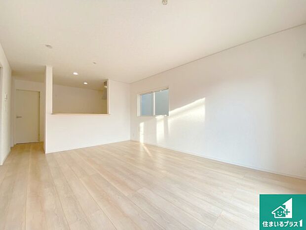 シンプルなリビングは、観葉植物等のインテリアを楽しめますね!パパ好みにも、ママ好みにも家具次第で雰囲気を変えることができます!