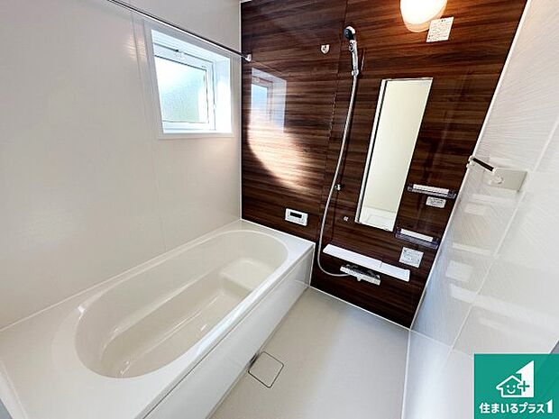 足をゆったり伸ばして寛げる浴槽です。窓が設けられていますので差し込む光が明るく穏やかな雰囲気にしてくれます♪浴室乾燥機も設置しているので、雨の日の洗濯物も安心です♪