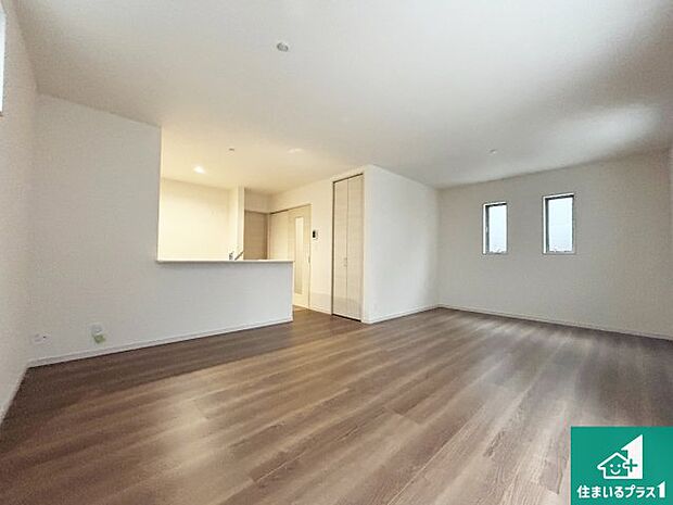 周辺は落ち着いた街並みの住宅地!子育てがしやすい住環境です!まだ未完成ですが、現地でしかわからない事もございます。是非一度ご覧ください。