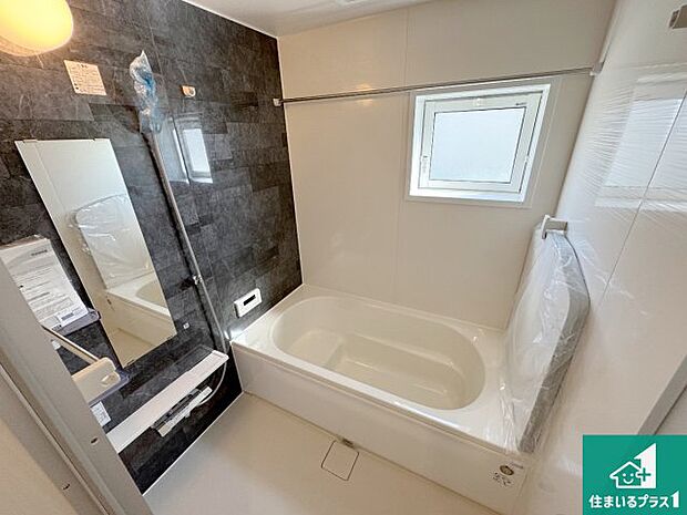 足をゆったり伸ばして寛げる浴槽です。窓が設けられていますので差し込む光が明るく穏やかな雰囲気にしてくれます♪浴室乾燥機も設置しているので、雨の日の洗濯物も安心です♪