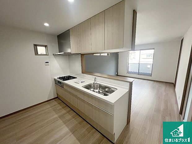 リビングと統一感があり、使い勝手のいいキッチン。広々としているので、二人並んで作業が出来ちゃいます。お子様と一緒に色々なお料理に挑戦できるスペースがあります。