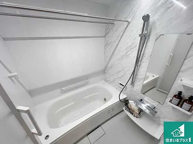 ゆったりと足を伸ばせる浴室は一日の疲れを癒してくれる大切な空間です。浴室乾燥機も設置しているので、雨の日の洗濯物も安心です♪