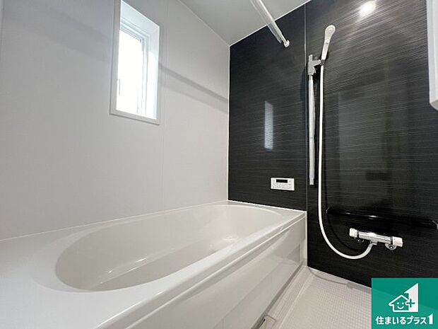 足をゆったり伸ばして寛げる浴槽です。窓が設けられていますので差し込む光が明るく穏やかな雰囲気にしてくれます♪浴室乾燥機も設置しているので、雨の日の洗濯物も安心です♪