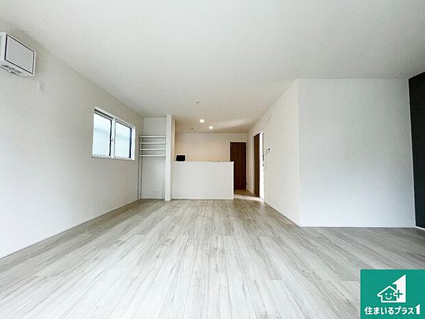 シンプルなリビングは、観葉植物等のインテリアを楽しめますね!パパ好みにも、ママ好みにも家具次第で雰囲気を変えることができます!