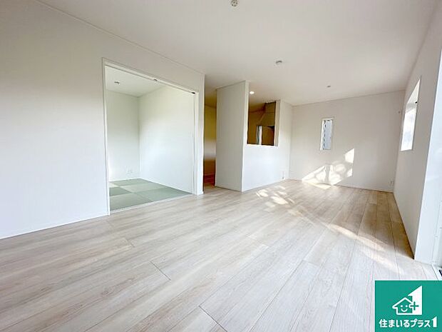 シンプルなリビングは、観葉植物等のインテリアを楽しめますね！パパ好みにも、ママ好みにも家具次第で雰囲気を変えることができます！