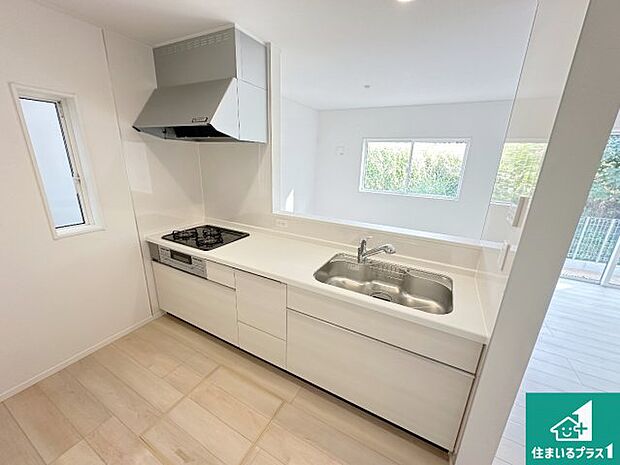 リビングと統一感があり、使い勝手のいいキッチン。広々としているので、二人並んで作業が出来ちゃいます。お子様と一緒に色々なお料理に挑戦できるスペースがあります。