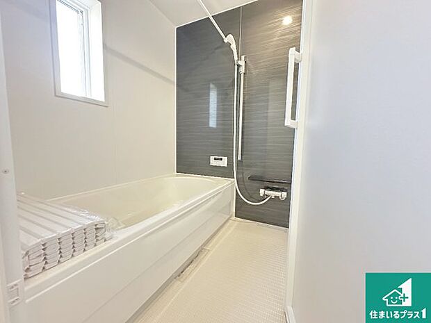 足をゆったり伸ばして寛げる浴槽です。窓が設けられていますので差し込む光が明るく穏やかな雰囲気にしてくれます♪浴室乾燥機も設置しているので、雨の日の洗濯物も安心です♪