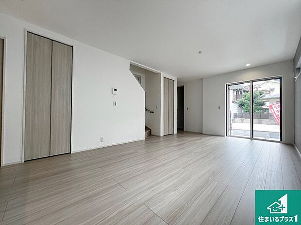 シンプルなリビングは、観葉植物等のインテリアを楽しめますね!パパ好みにも、ママ好みにも家具次第で雰囲気を変えることができます!