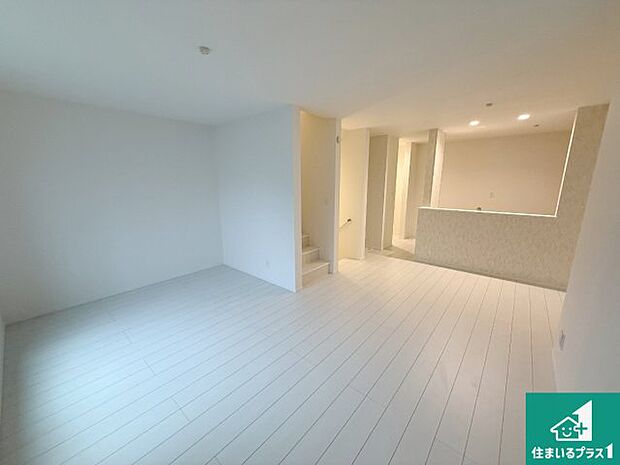 日当たり良好の明るいリビングで朝の目覚めもスッキリできそう!対面キッチンでご家族のコミュニケーションも自然と増える設計!小さなお子様が遊ぶスペースを作っても広々とくつろげるLDK!