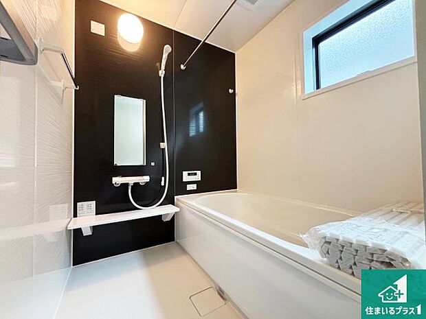 足をゆったり伸ばして寛げる浴槽です。窓が設けられていますので差し込む光が明るく穏やかな雰囲気にしてくれます♪浴室乾燥機も設置しているので、雨の日の洗濯物も安心です♪