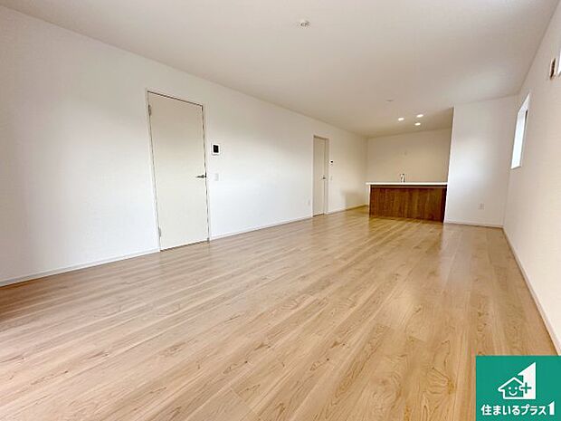 シンプルなリビングは、観葉植物等のインテリアを楽しめますね!パパ好みにも、ママ好みにも家具次第で雰囲気を変えることができます!