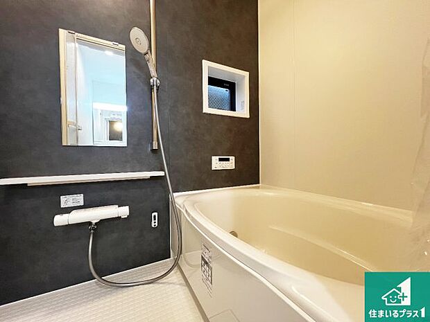 足をゆったり伸ばして寛げる浴槽です。窓が設けられていますので差し込む光が明るく穏やかな雰囲気にしてくれます♪浴室乾燥機も設置しているので、雨の日の洗濯物も安心です♪