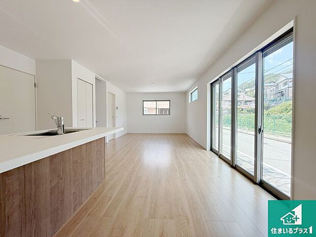 明るいリビングで朝の目覚めもスッキリできそう!対面キッチンでご家族のコミュニケーションも自然と増える設計!小さなお子様が遊ぶスペースを作っても広々とくつろげるLDK!