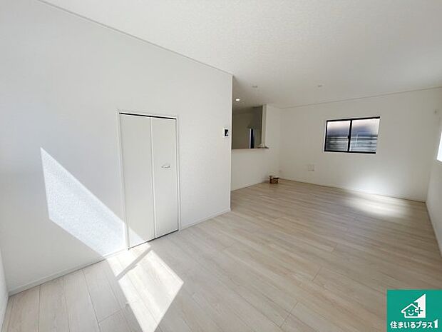 シンプルなリビングは、観葉植物等のインテリアを楽しめますね!パパ好みにも、ママ好みにも家具次第で雰囲気を変えることができます!