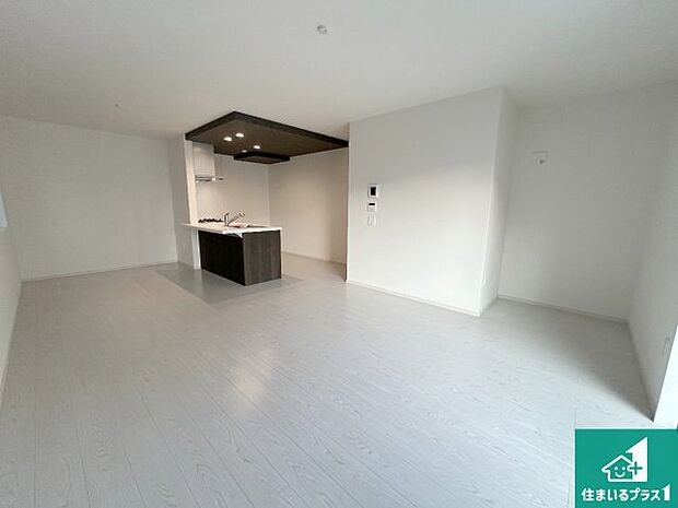 シンプルなリビングは、観葉植物等のインテリアを楽しめますね!パパ好みにも、ママ好みにも家具次第で雰囲気を変えることができます!