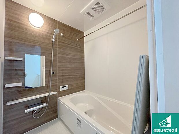 足をゆったり伸ばして寛げる浴槽です。窓が設けられていますので差し込む光が明るく穏やかな雰囲気にしてくれます♪浴室乾燥機も設置しているので、雨の日の洗濯物も安心です♪