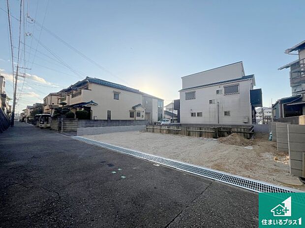 周辺は落ち着いた街並みの住宅地!子育てがしやすい住環境です!まだ未完成ですが、現地でしかわからない事もございます。是非一度ご覧ください。