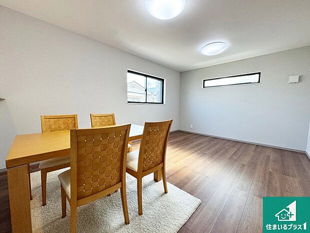 シンプルなリビングは、観葉植物等のインテリアを楽しめますね!パパ好みにも、ママ好みにも家具次第で雰囲気を変えることができます!